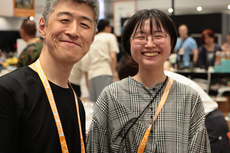 ご家族全員チャンピオンの新田珈琲 新田さん SCAJカンファレンスでの交流風景